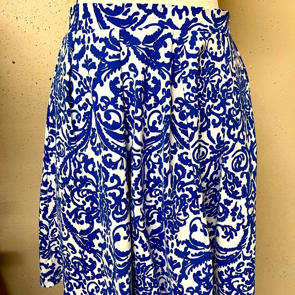 ADRIENNE VITTADINI SKIRT, Sz L, Blue & White Pull On Flare Skirt with Pockets.